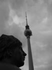 Fernsehturm Berlin und Frau