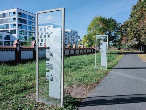 Dokumentationstafeln im Invalidenfriedhof