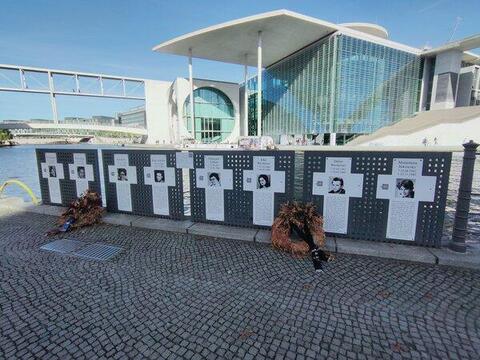Gedenkkreuze für Mauertote am Reichstagsufer