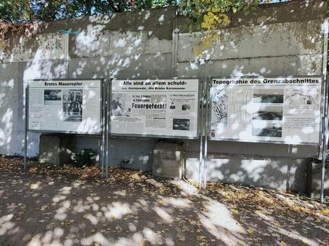 Gedenktafeln zu Mauerfluchten im Invaliedenfriedhof