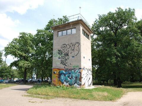 Beobachtungsturm an der ehemaligen Grenze zwischen Treptow und Kreuzberg Beobachtungsturm an der ehemaligen Grenze zwischen Treptow und Kreuzberg