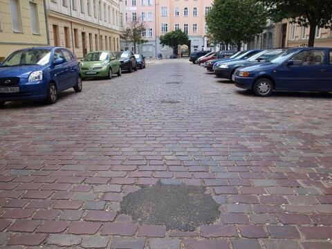 Bitumenflecken als Reste einer Sperranlage in der Rheinsberger Straße Bitumenflecken als Reste einer Sperranlage in der Rheinsberger Straße