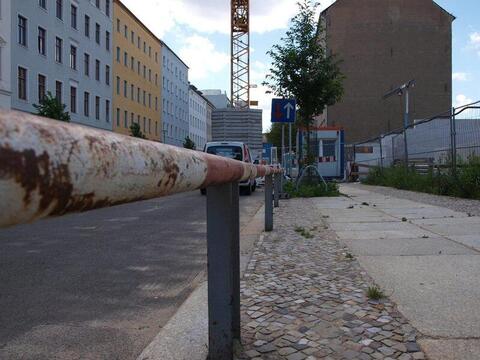 Fahrzeugsperre in der Schönholzer Straße Fahrzeugsperre in der Schönholzer Straße