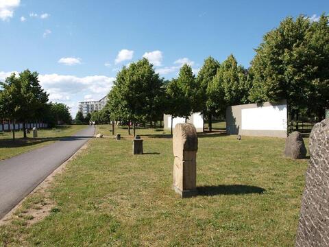 Fragmente der Hinterlandmauer auf dem Invalidenfriedhof mit Kolonnenweg Fragmente der Hinterlandmauer auf dem Invalidenfriedhof mit Kolonnenweg