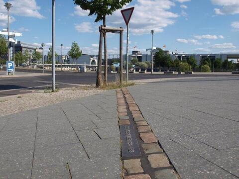 gepflasterter Streifen zur Dokumentation des Verlaufs der Berliner Mauer gepflasterter Streifen zur Dokumentation des Verlaufs der Berliner Mauer