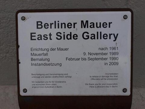 Hinweisschild zur East Side Gallery Hinweisschild zur East Side Gallery