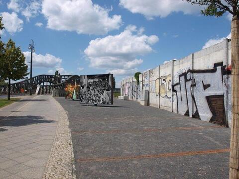 Mauerreste am ehemaligen Grenzübergang Bornholmer Straße Mauerreste am ehemaligen Grenzübergang Bornholmer Straße