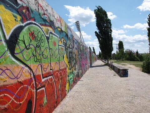 Teile der Hinterlandmauer im Mauerpark Teile der Hinterlandmauer im Mauerpark