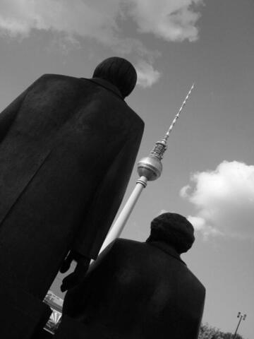 Fernsehturm Berlin mit Marx und Engels