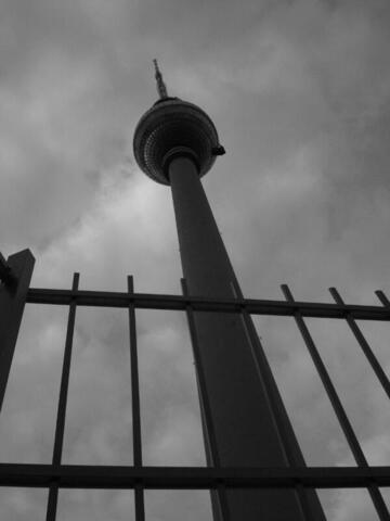 Fernsehturm Berlin mit Zaun