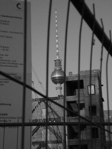 Fernsehturm Berlin und Zaun